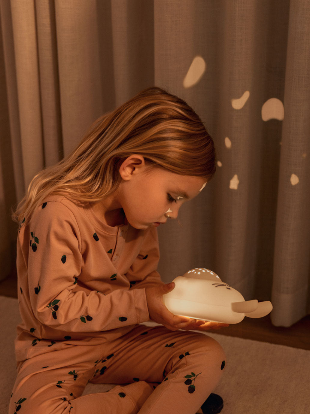 Lampka nocna z pozytywką i projektorem gwiazd Liewood BÉBÉ Concept