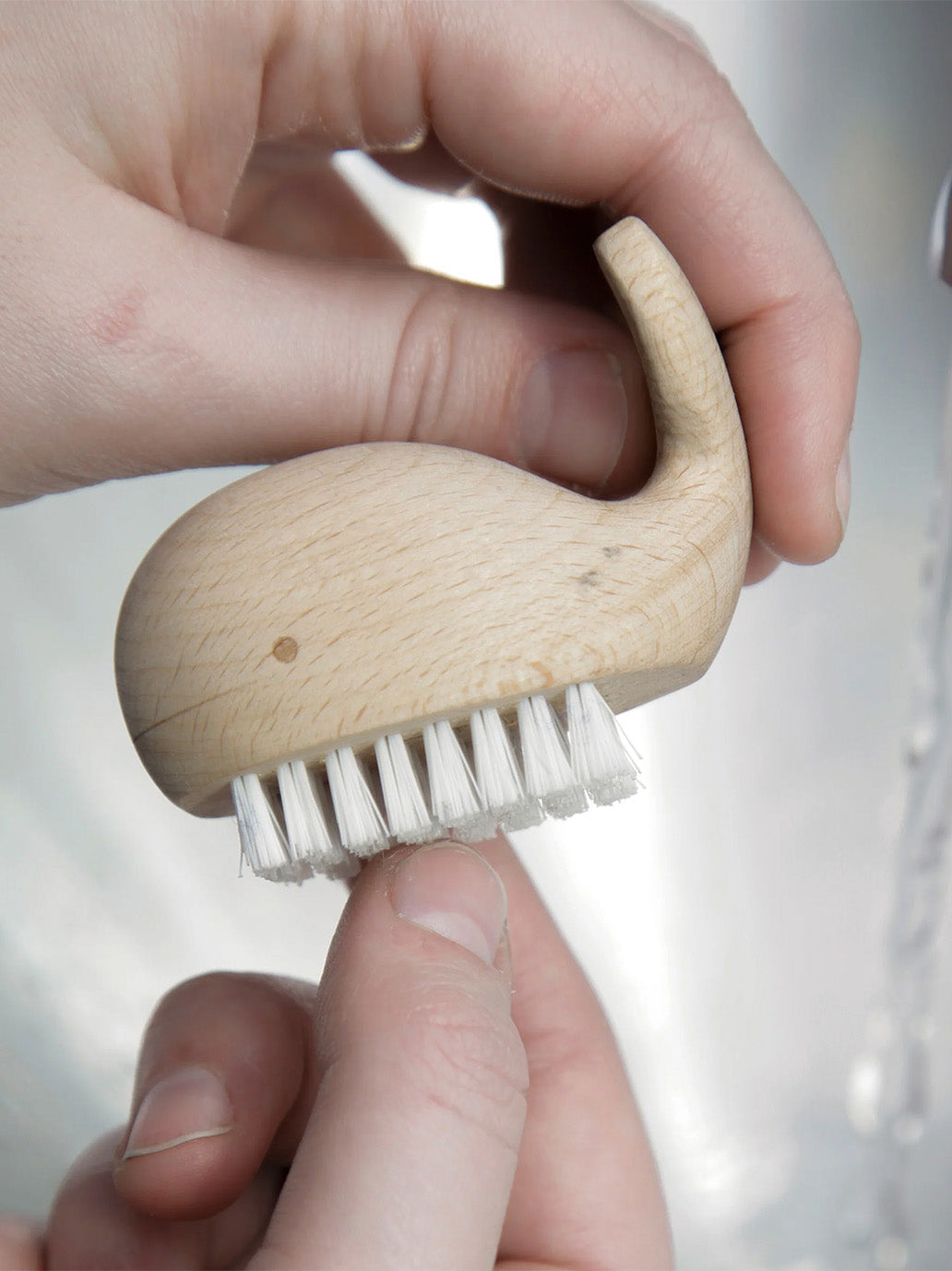 Drewniana szczotka do paznokci Kikkerland BÉBÉ Concept