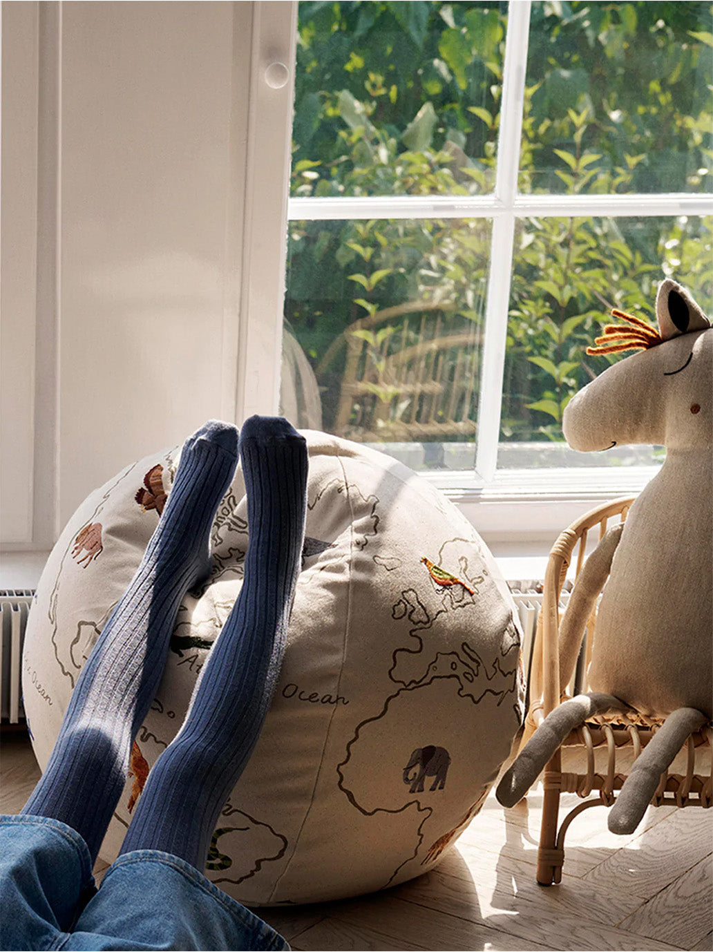 Okrągły puf z mapą świata Ferm Living BÉBÉ Concept