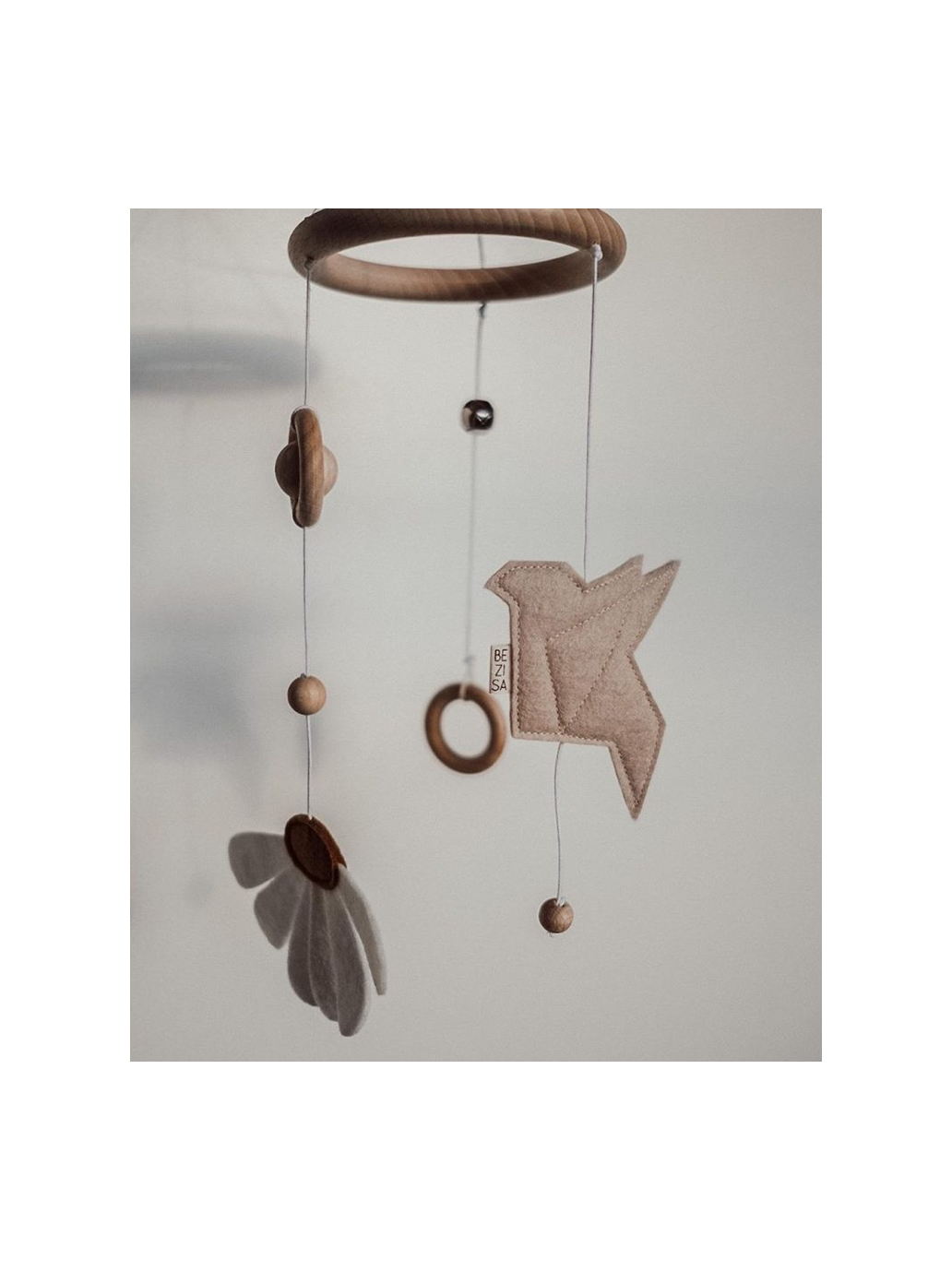 ozdobny mobil z drewna i filcu Bezisa BÉBÉ Concept