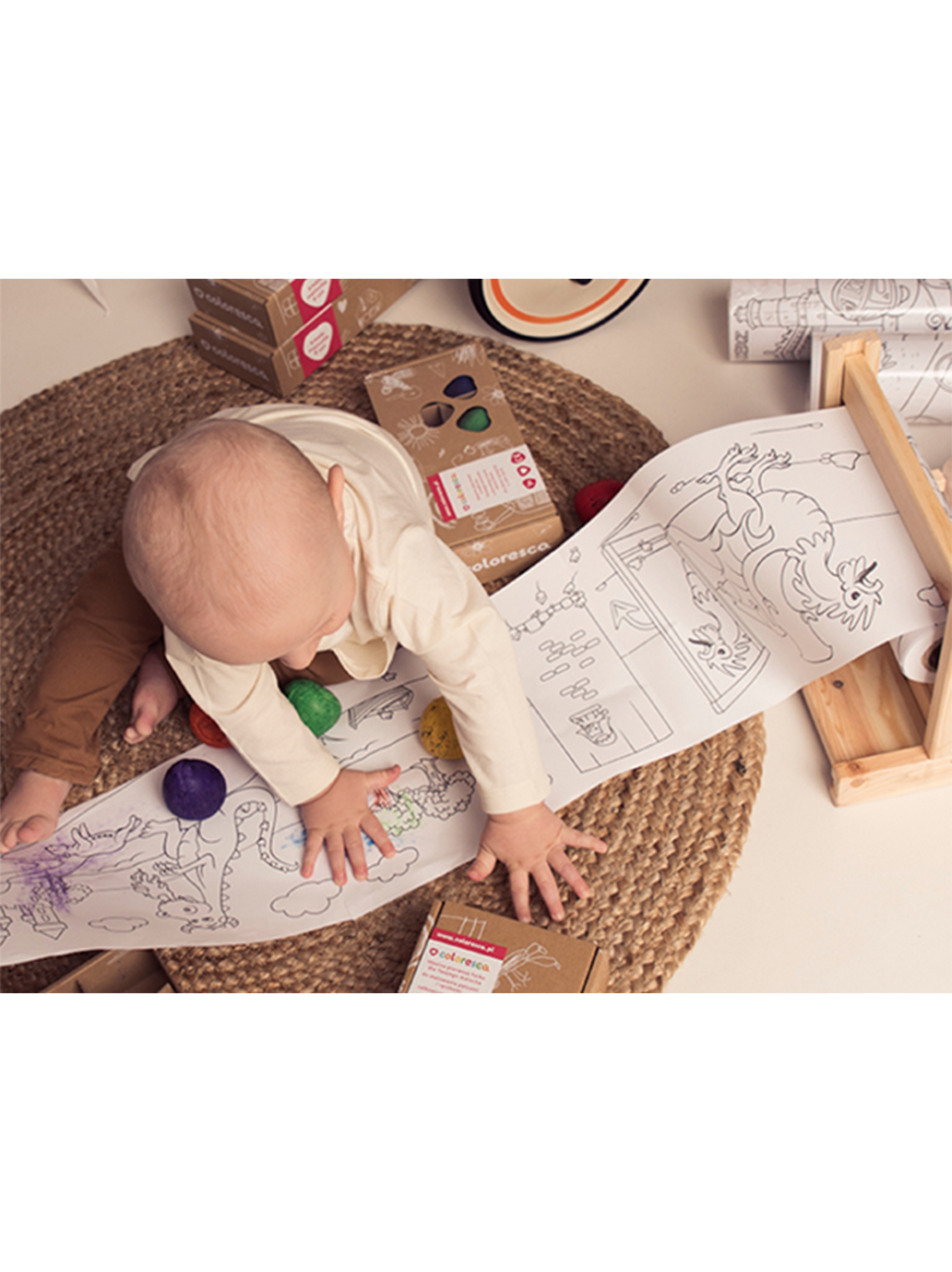 Drewniany stojak na kolorowankę w rolce Coloresca BÉBÉ Concept