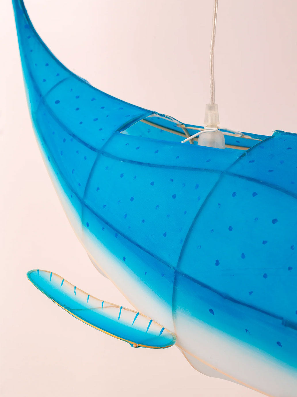 Ręcznie malowany lampion z jedwabiu Wieloryb Petit Pan BÉBÉ Concept