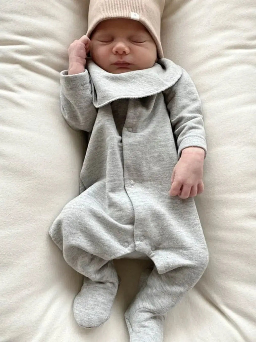 Miękki śliniak niemowlęcy Baby Bib A Basic Brand BEBE Concept