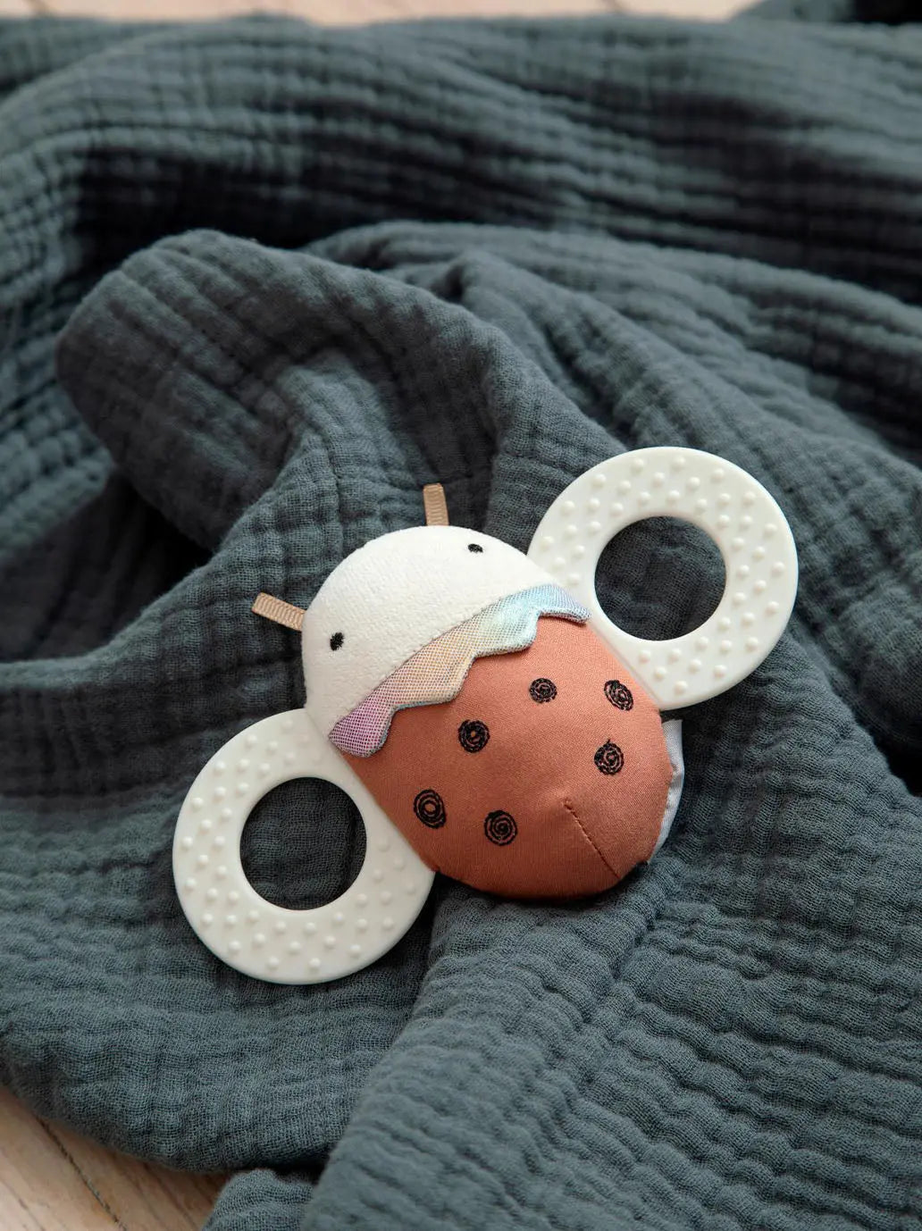 Sensoryczna zabawka z lusterkiem Luca Ladybird Sebra BÉBÉ Concept