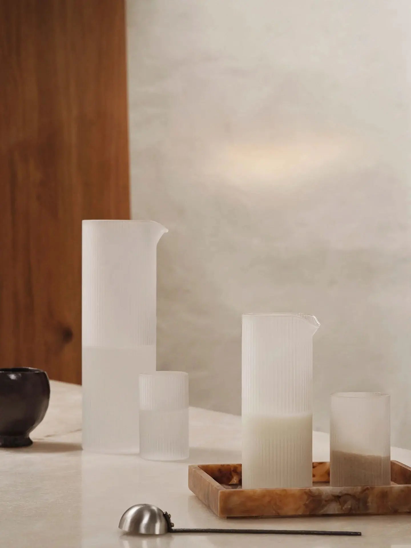 Szklana karafka Ripple Water Jug Ferm Living BEBE Concept