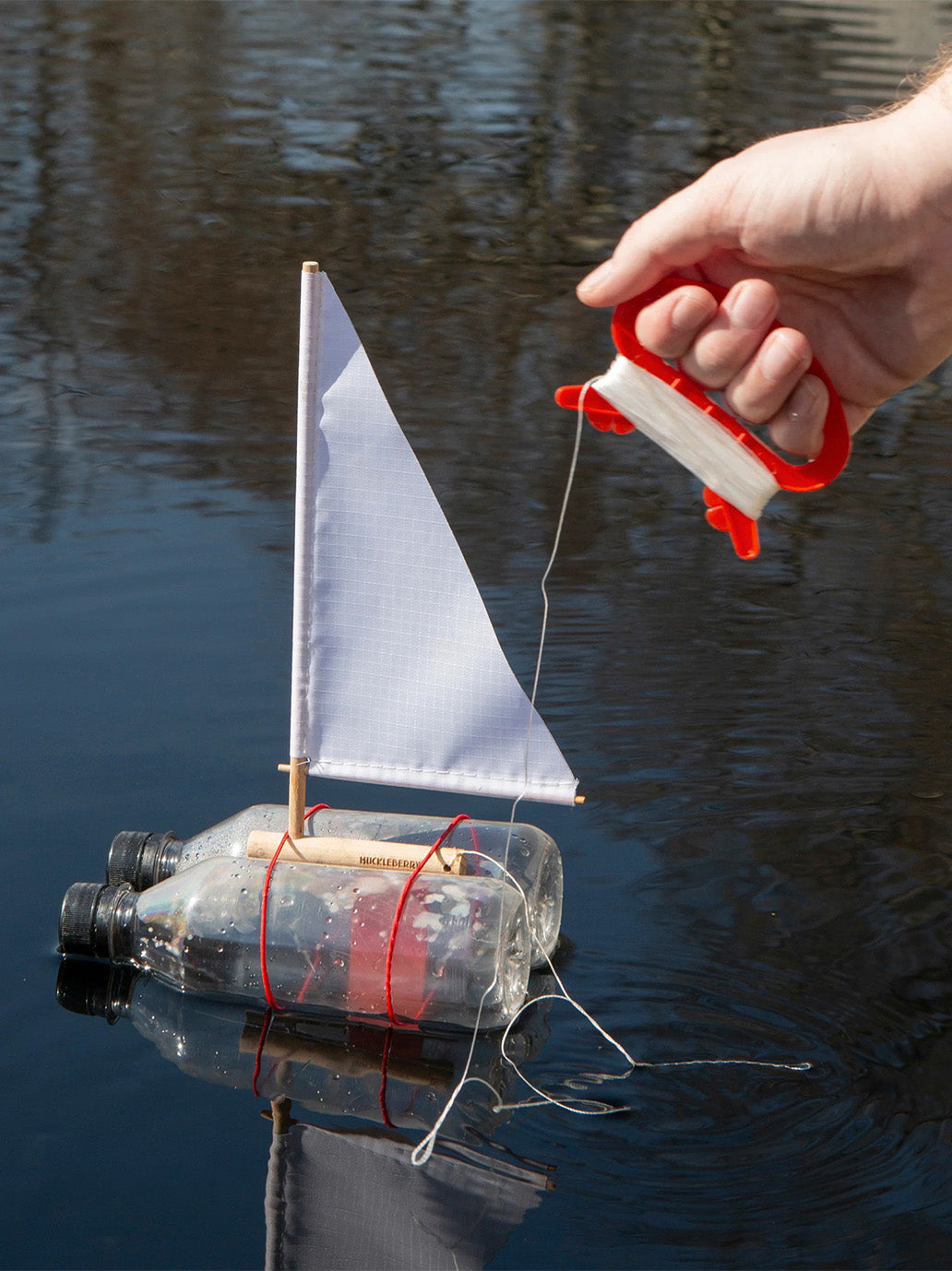 Zestaw majsterkowicza Huckleberry Make Your Own Sailboat Kikkerland BÉBÉ Concept