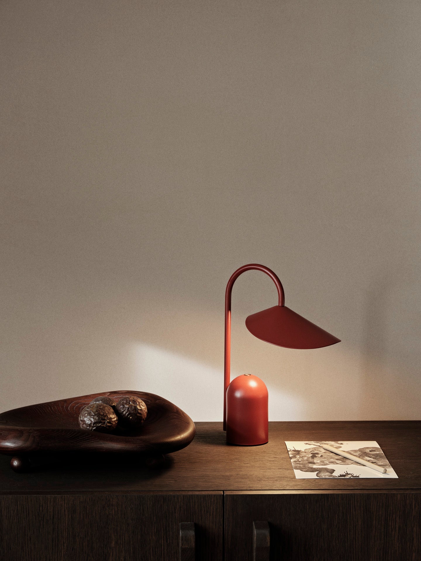 Bezprzewodowa lampka Arum Portable Lamp Ferm Living BÉBÉ Concept