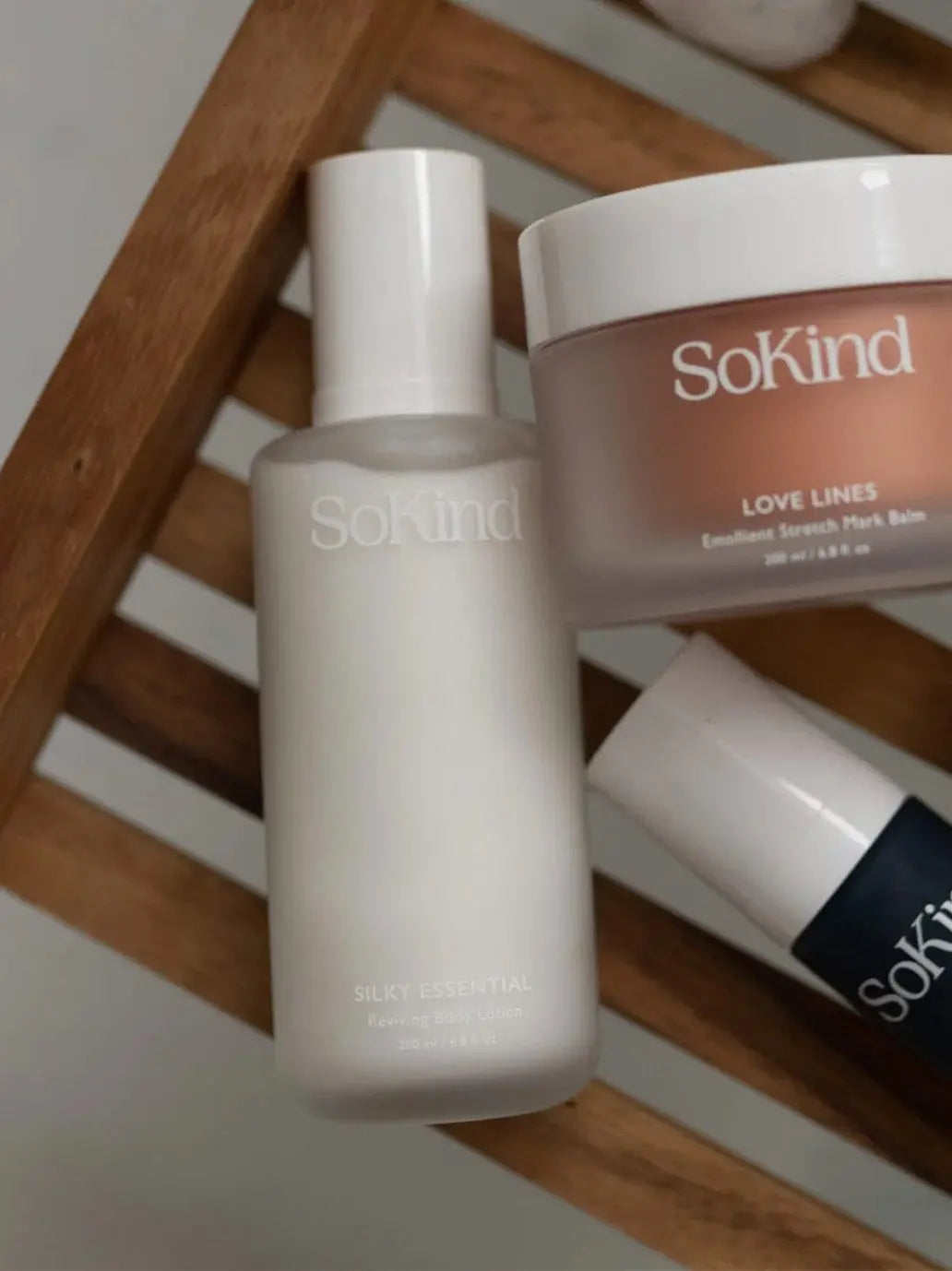 Odżywczy bezzapachowy balsam do ciała Silky Essential SoKind BEBE Concept