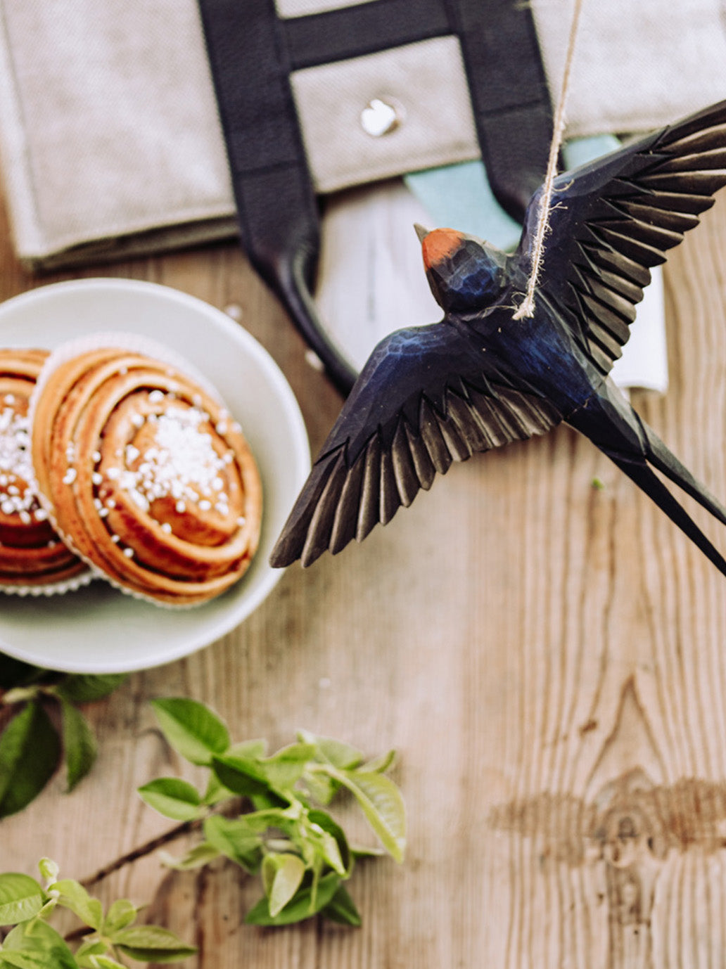 Drewniana dekoracyjna zawieszka Jaskółka Wildlife Garden BÉBÉ Concept