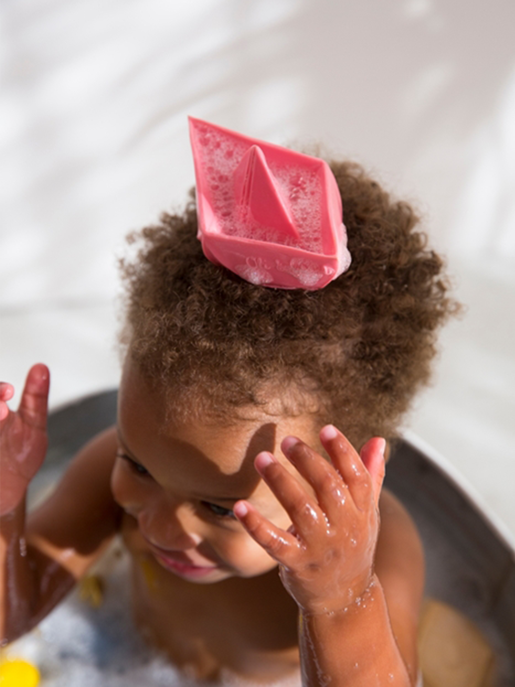 Kauczukowa zabawka do kąpieli Origami Boat Oli & Carol BÉBÉ Concept