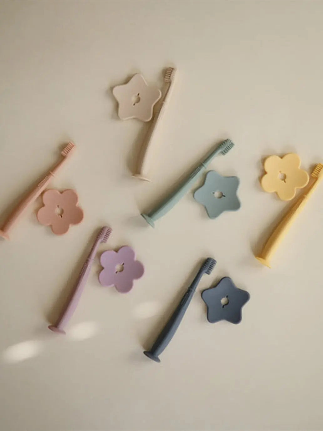 Szczoteczka do nauki mycia zębów Mushie BÉBÉ Concept