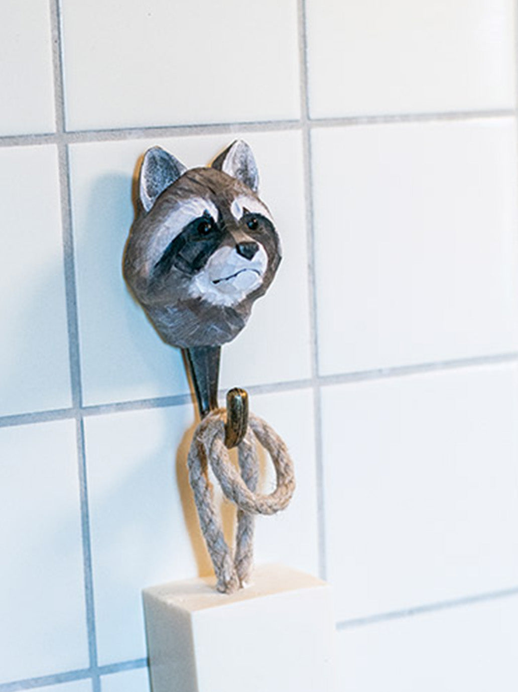 Drewniany haczyk Szop Pracz Wildlife Garden BÉBÉ Concept