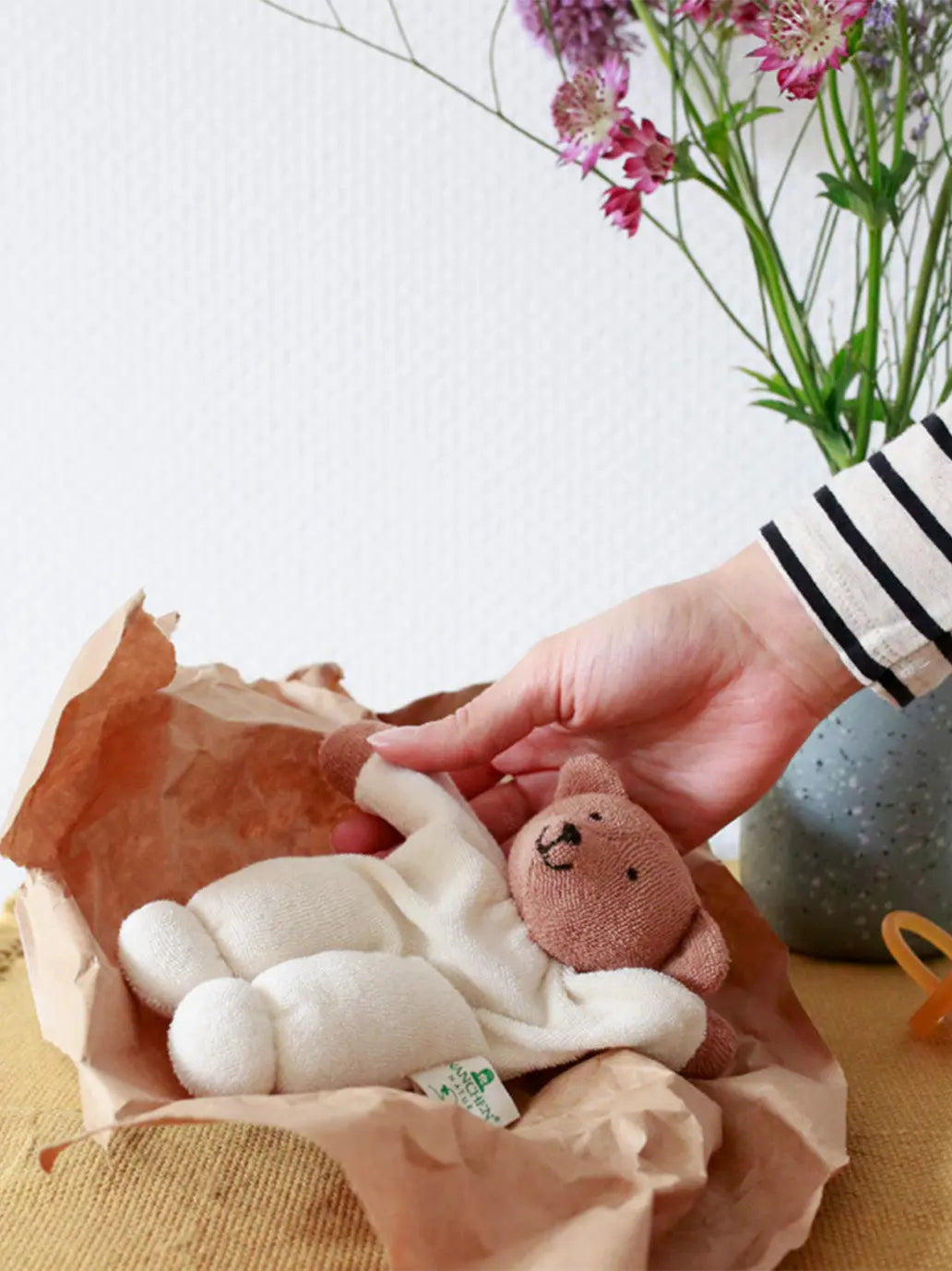 Lalka niemowlęca z grzechotką Terry Animal Doll Nanchen Natur BEBE Concept
