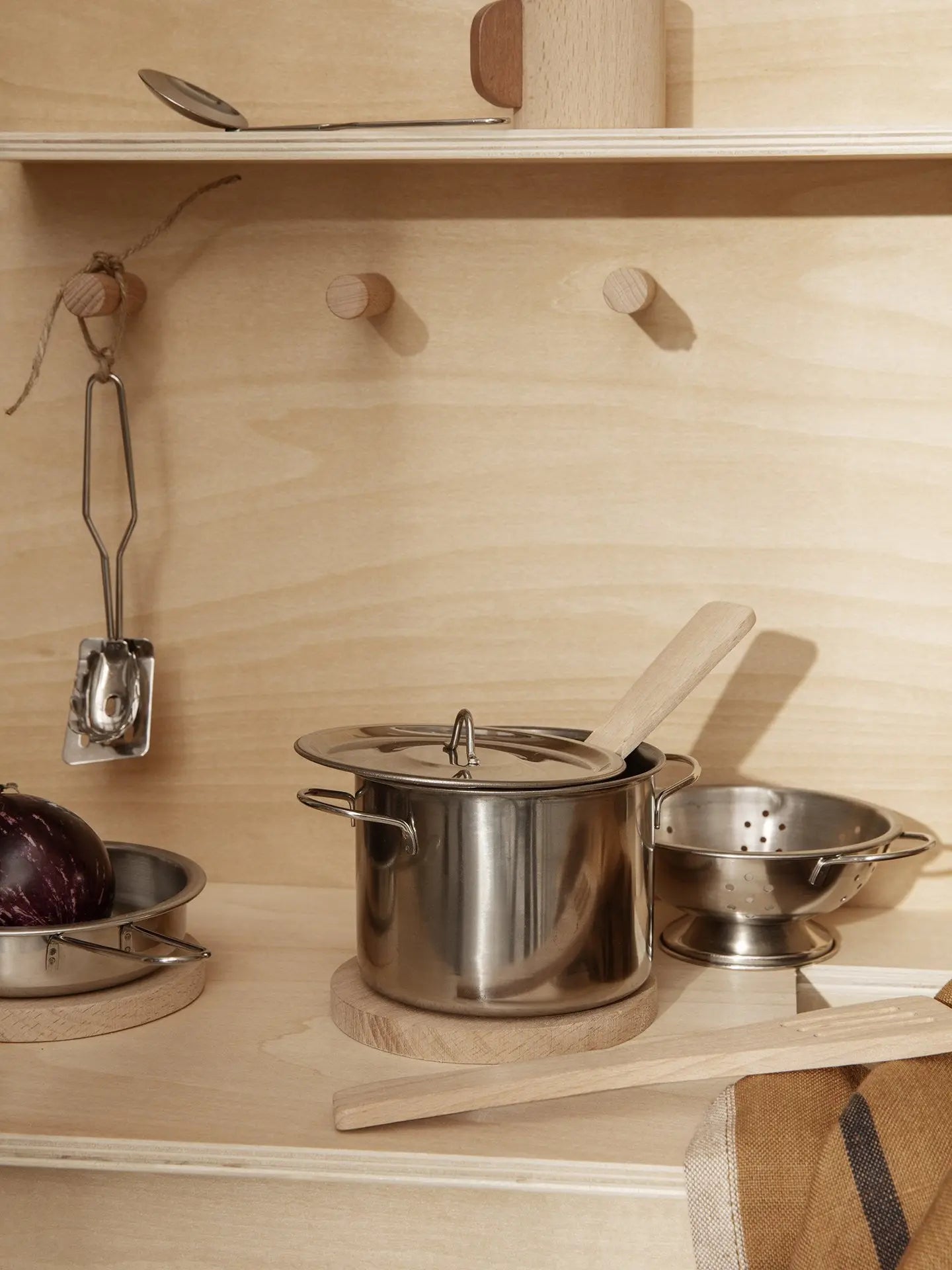 zestaw metalowych garnków do zabawy Toro Play Kitchen Tools Ferm Living BÉBÉ Concept