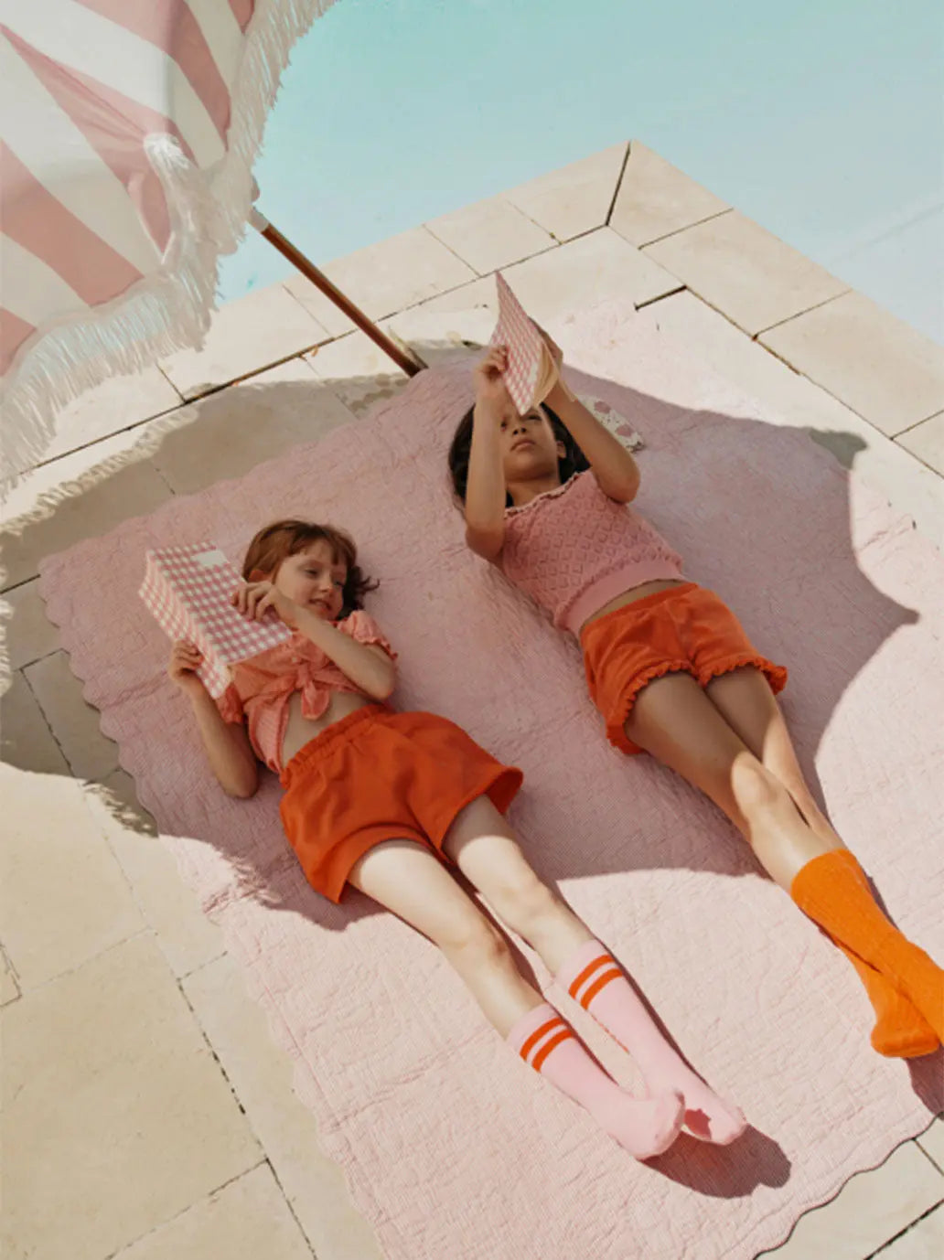 OUTLET Krótkie spodenki z tkaniny frotte | rozm. 6y Emile et Ida BEBE Concept