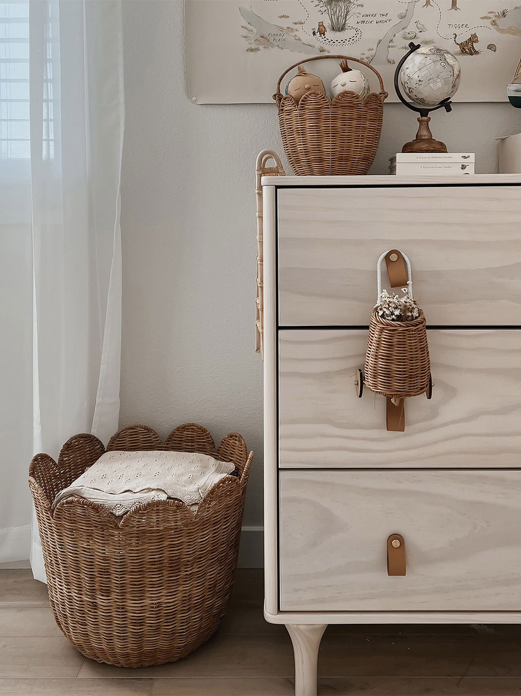 Rattanowy kosz na zabawki Tulip Basket Olli Ella BÉBÉ Concept