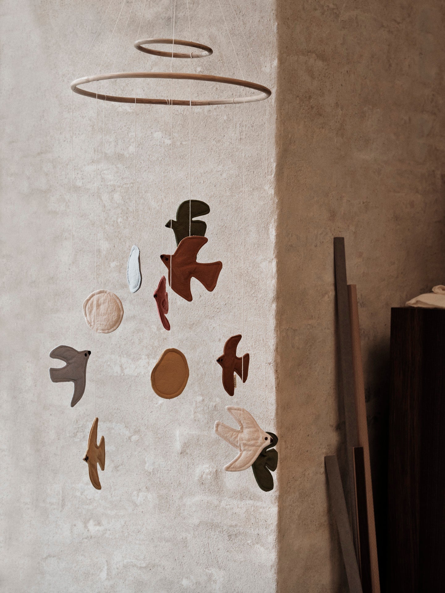 Dekoracyjny mobil Swif Bird Mobile Ferm Living BÉBÉ Concept