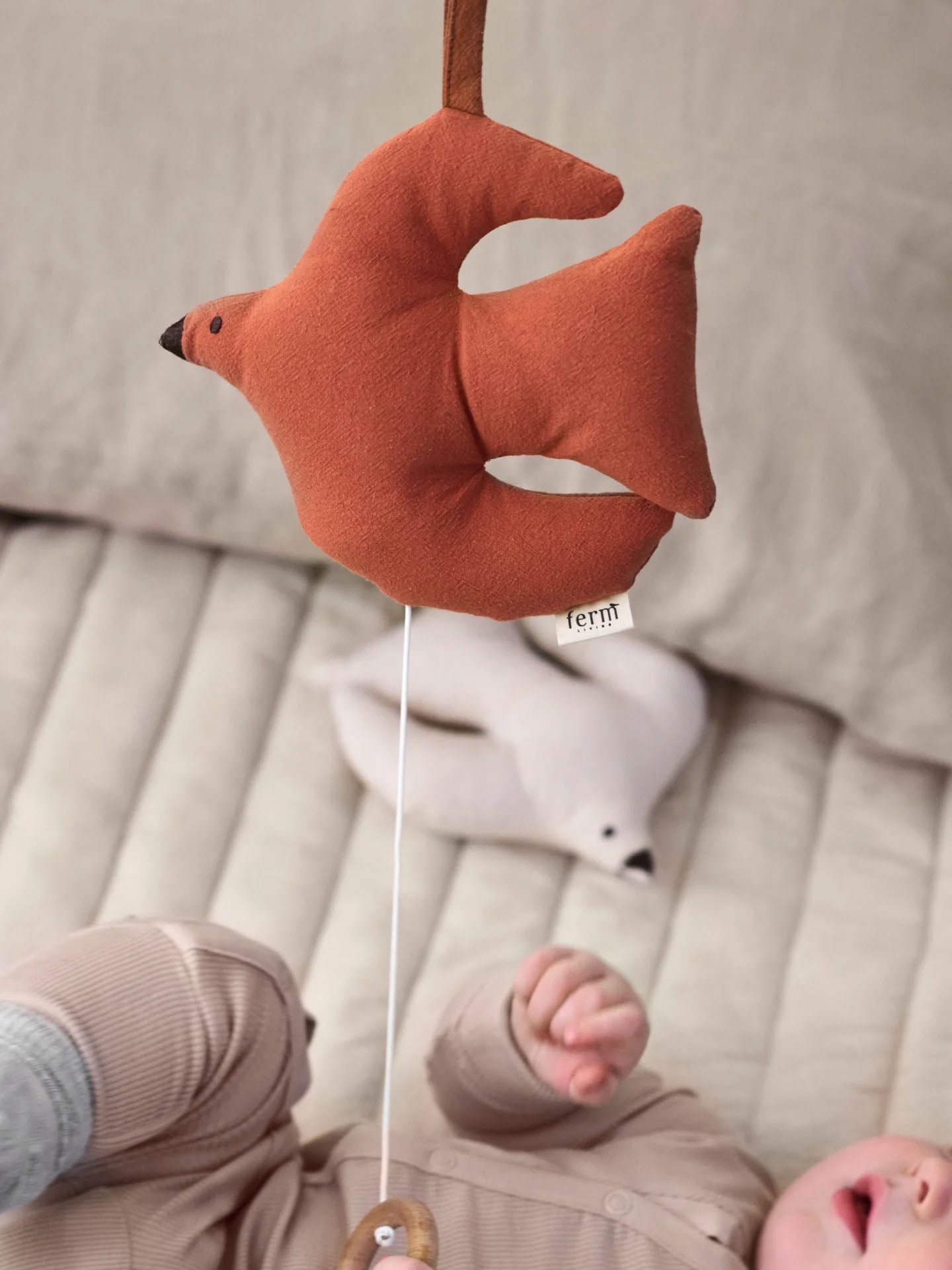 Zawieszka z pozytywką Swif Bird Ferm Living BÉBÉ Concept