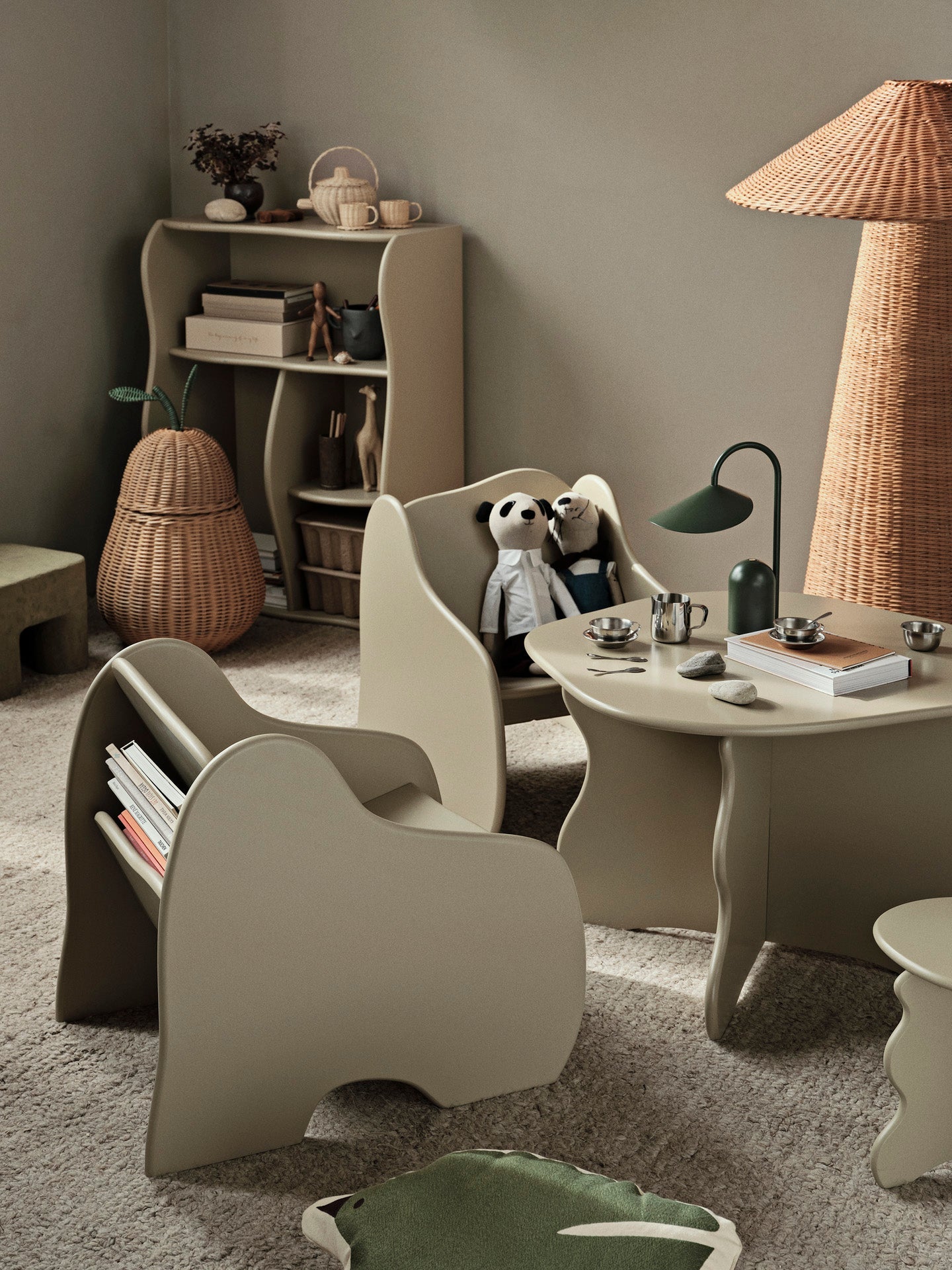 Krzesło dziecięce ze schowkiem Slope Lounge Chair Ferm Living BÉBÉ Concept