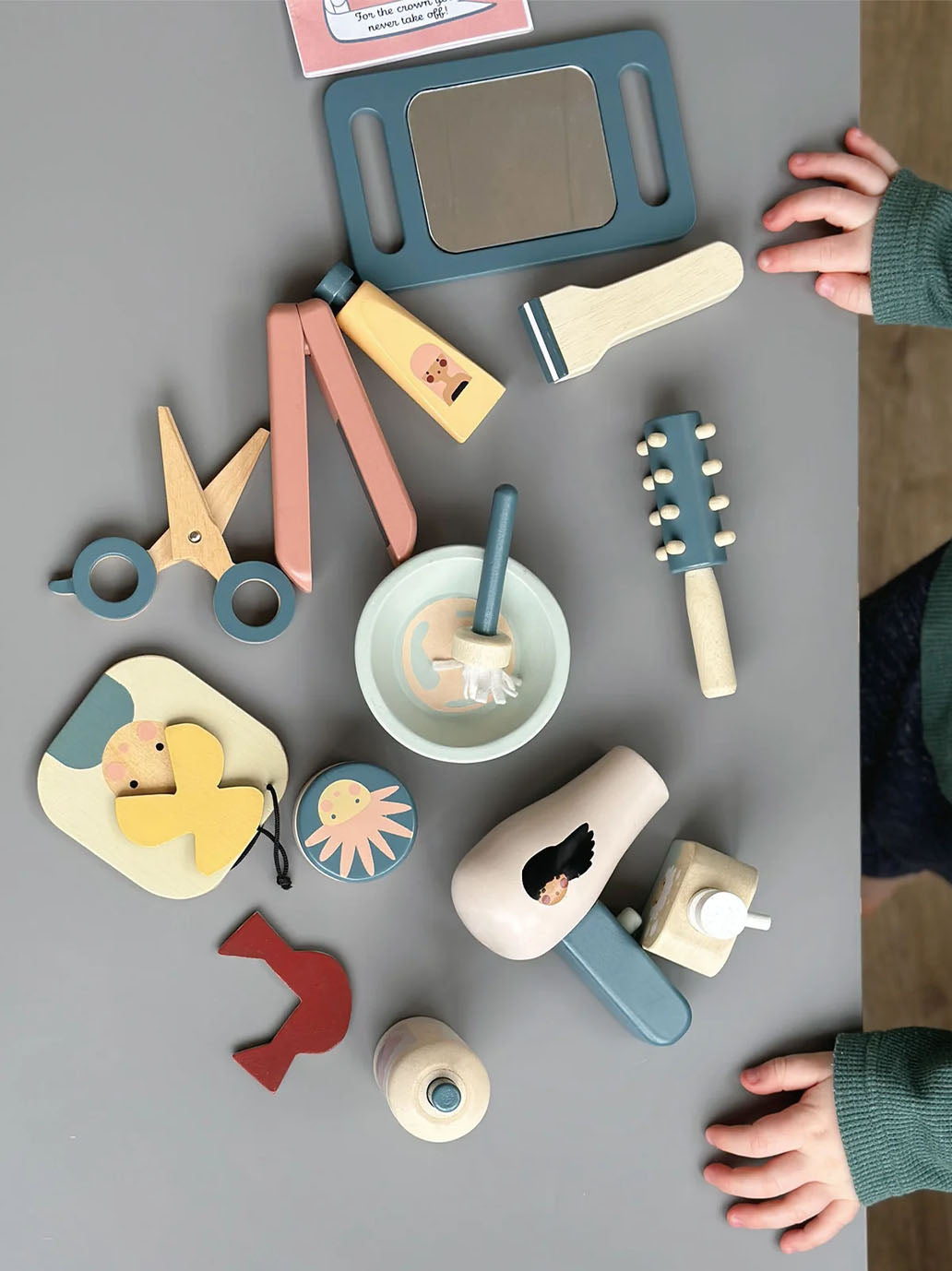 Drewniany salon fryzjerski Tender Leaf Toys BÉBÉ Concept