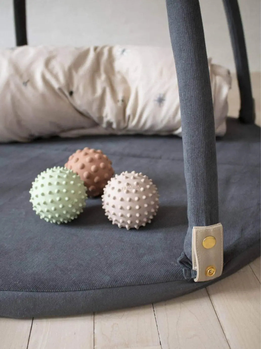 piłka sensoryczna z dzwoneczkiem Nor Filibabba BÉBÉ Concept