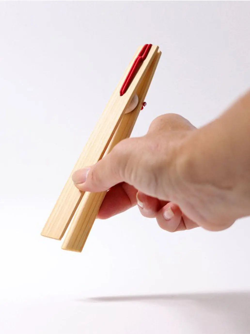 Drewniana pęseta do sortowania Grimm's BÉBÉ Concept