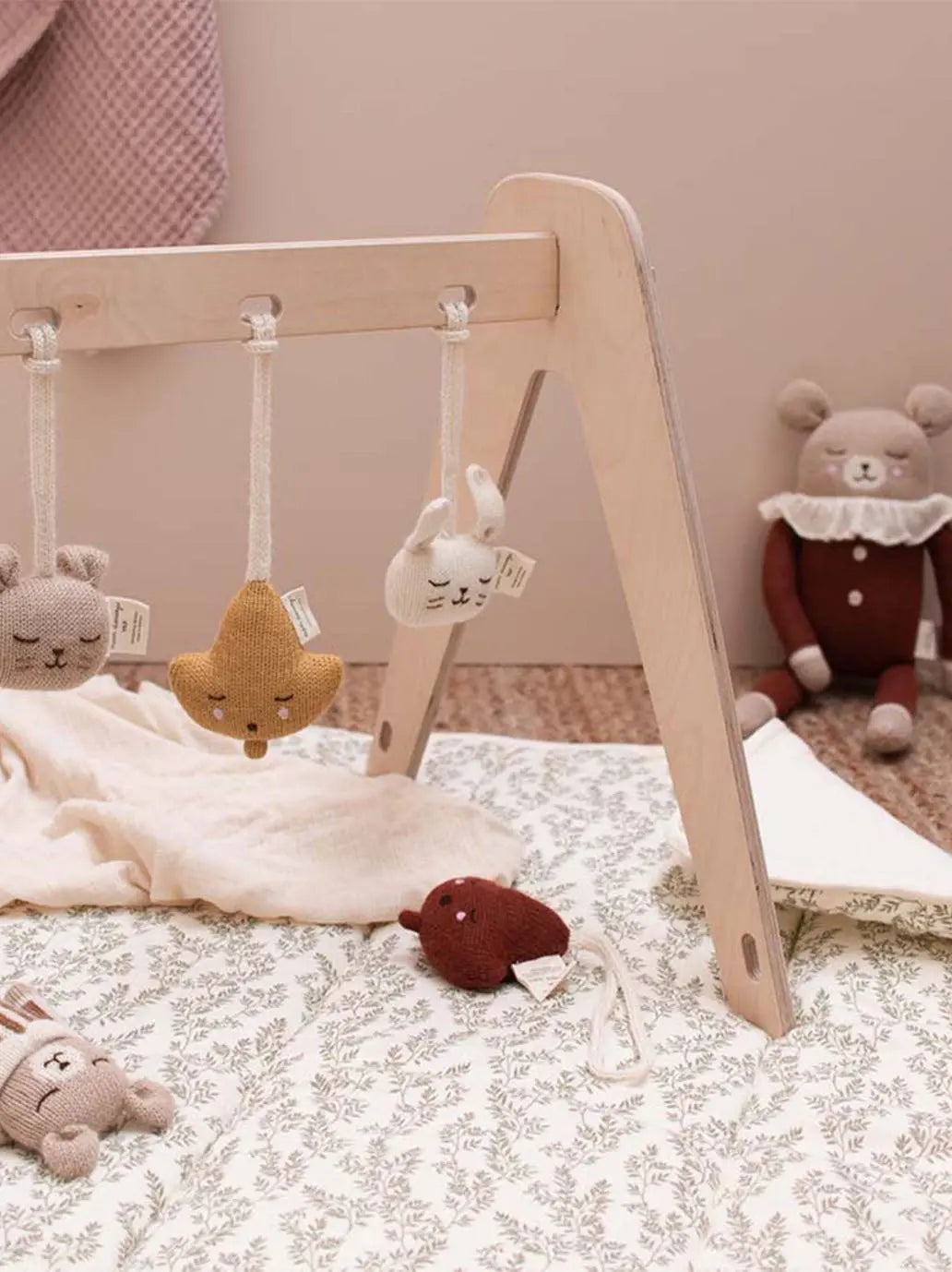 grzechocząca zawieszka z alpaki Main Sauvage BÉBÉ Concept