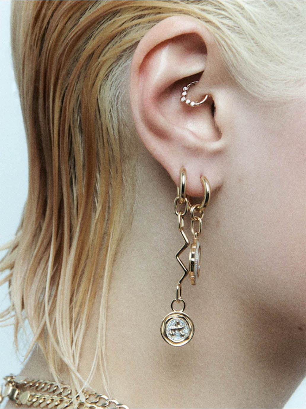 Pozłacany element POP coin z literą Gold Disco Maria Black BÉBÉ Concept