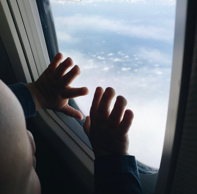 Pierwszy lot samolotem z niemowlakiem – O czym nie możesz zapomnieć?