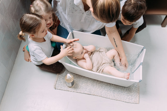 Pierwsza kąpiel niemowlaka