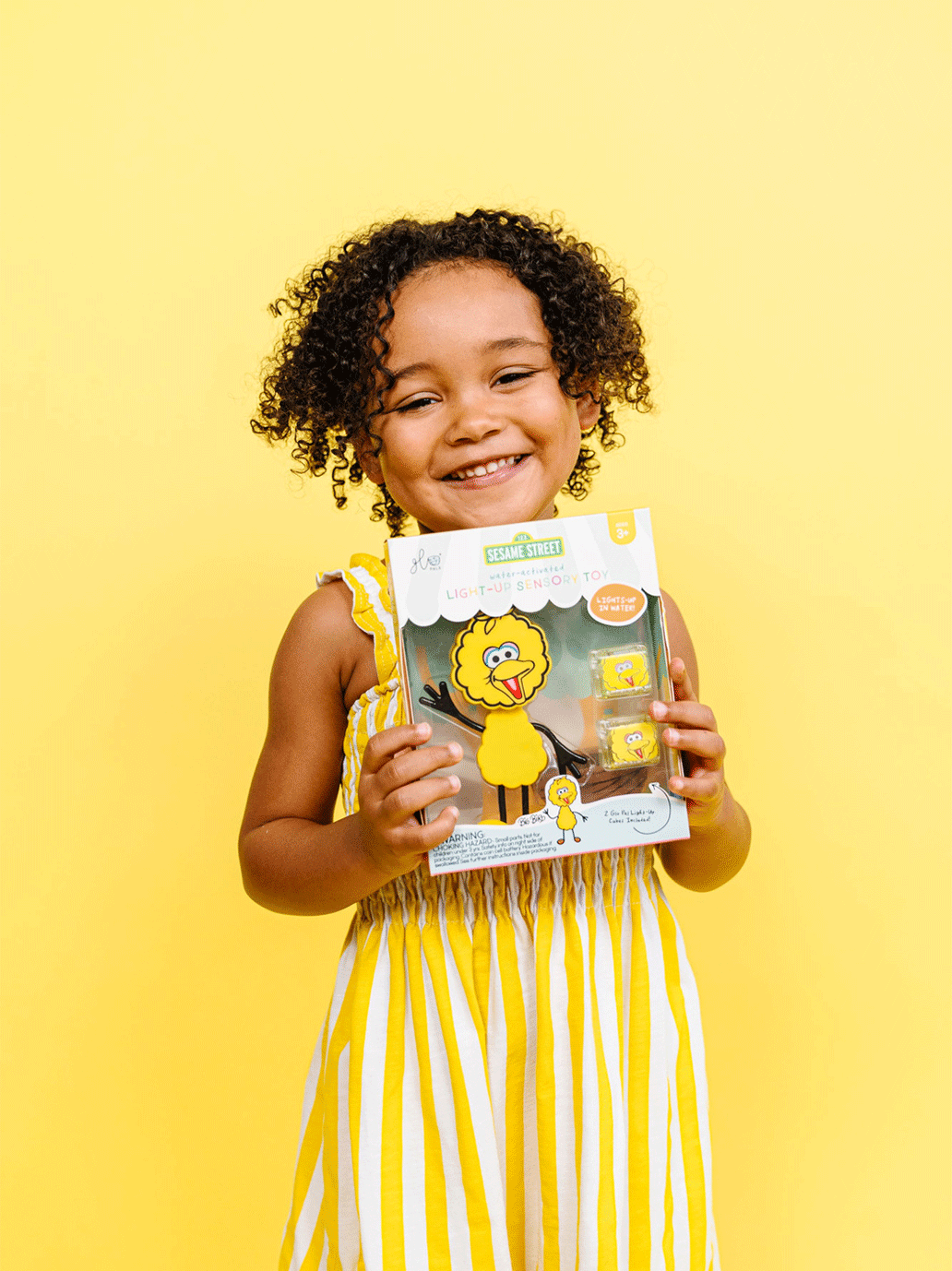 Kostki sensoryczne świecące w wodzie z ludzikiem Ulica Sezamkowa Glo Pals BÉBÉ Concept 