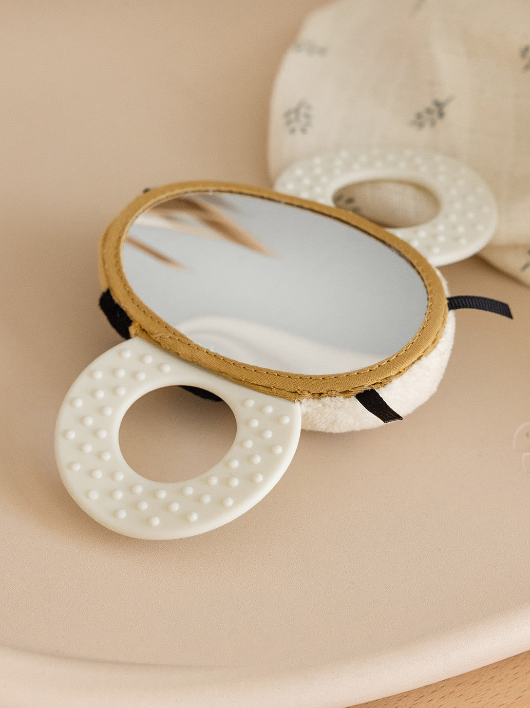 Sensoryczna zabawka z lusterkiem Billy Bee Sebra BÉBÉ Concept 