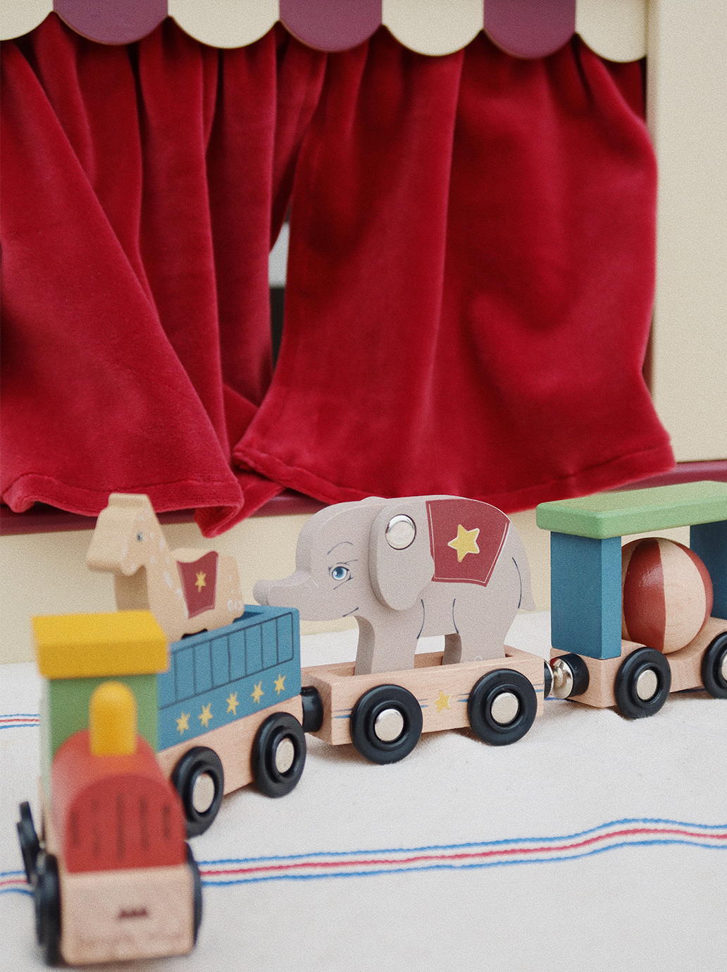 Drewniany pociąg ze zwierzątkami Konges Slojd BÉBÉ Concept 