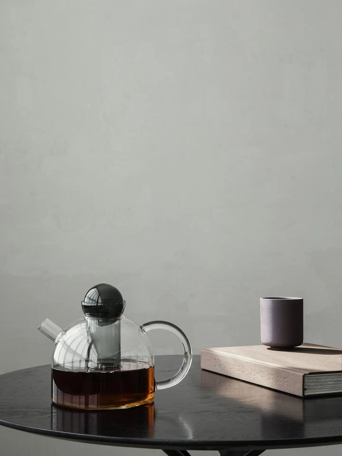 szklany czajnik z sitkiem do sypanej herbaty Still Teapot Ferm Living BÉBÉ Concept