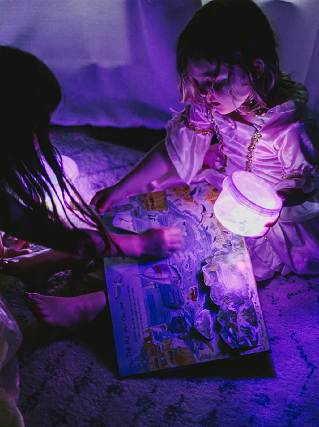 Kostki sensoryczne świecące w wodzie z ludzikiem Glo Pals BÉBÉ Concept