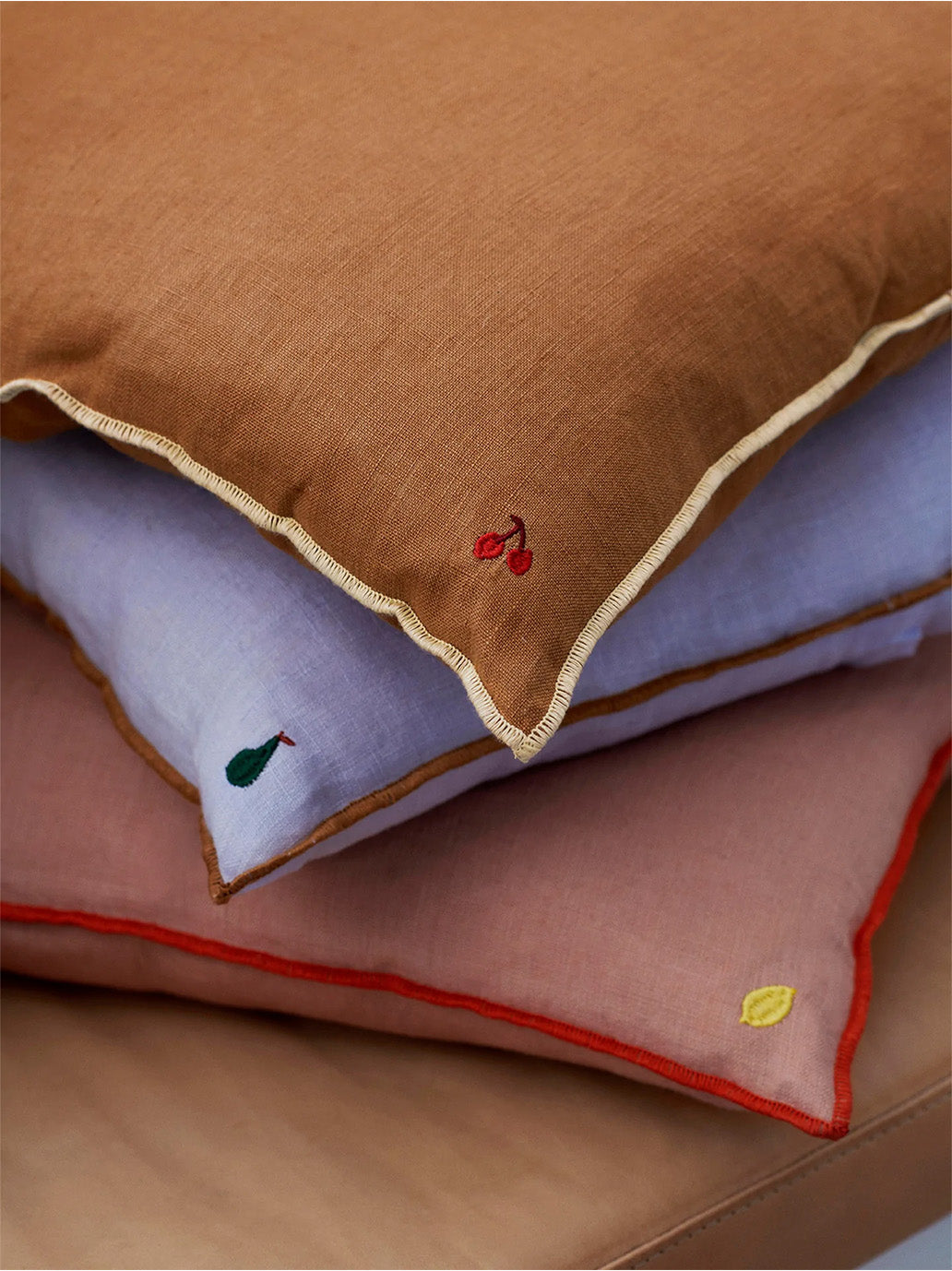 Lniana poduszka z kontrastowym obszyciem Ferm Living BÉBÉ Concept