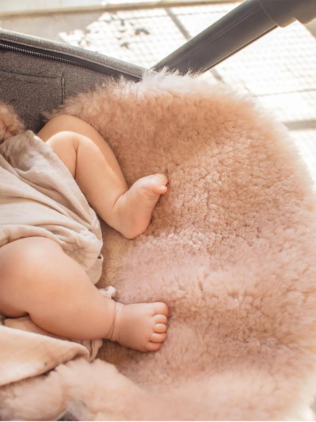 Wielofunkcyjna wkładka z naturalnej skóry owczej BINIBAMBA BÉBÉ Concept