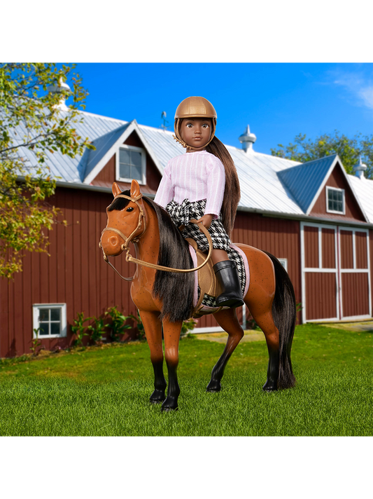 Malá žokejová panenka s koněm