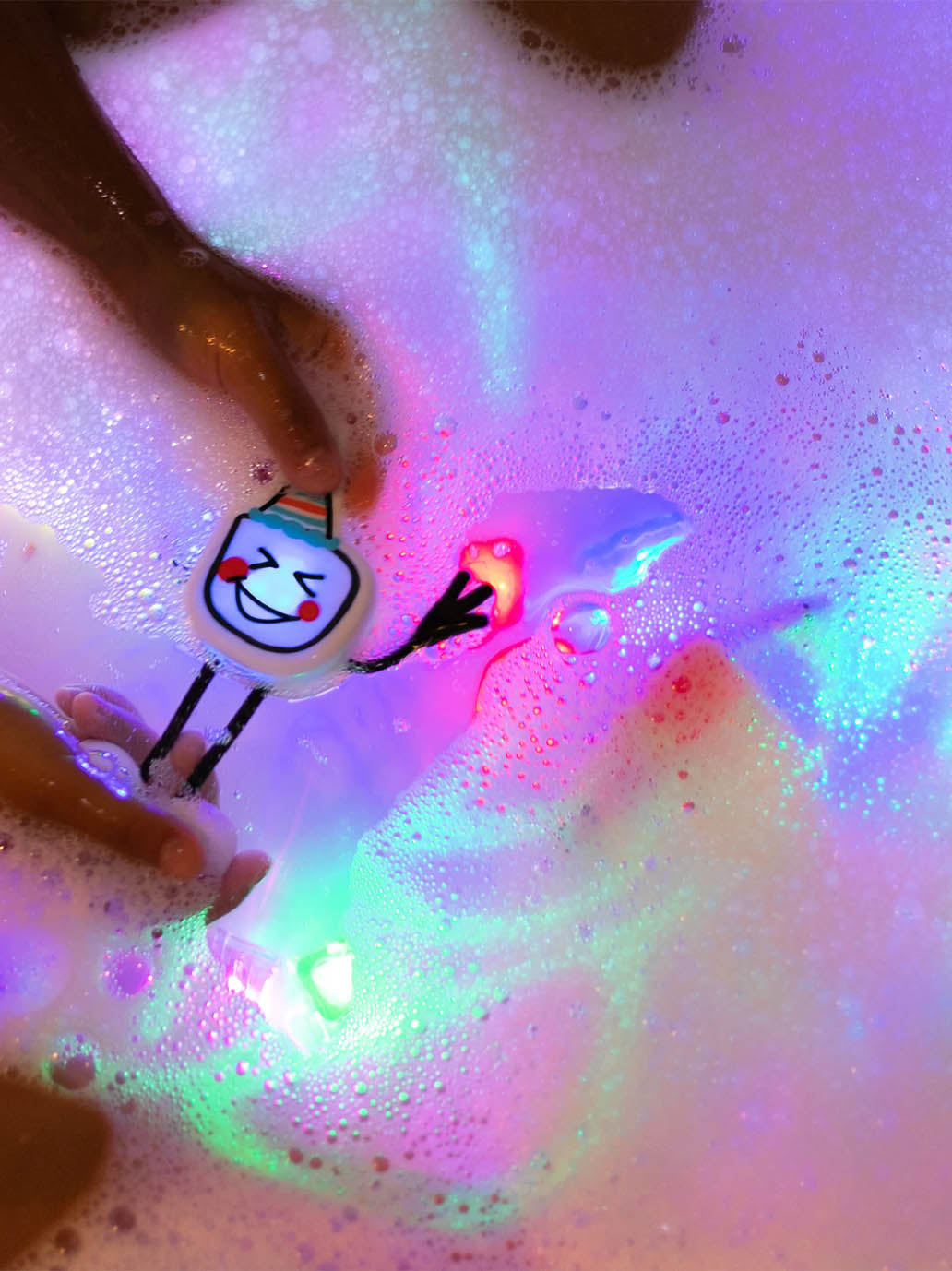 OUTLET Kostki sensoryczne świecące w wodzie z ludzikiem bébé concept BÉBÉ Concept 