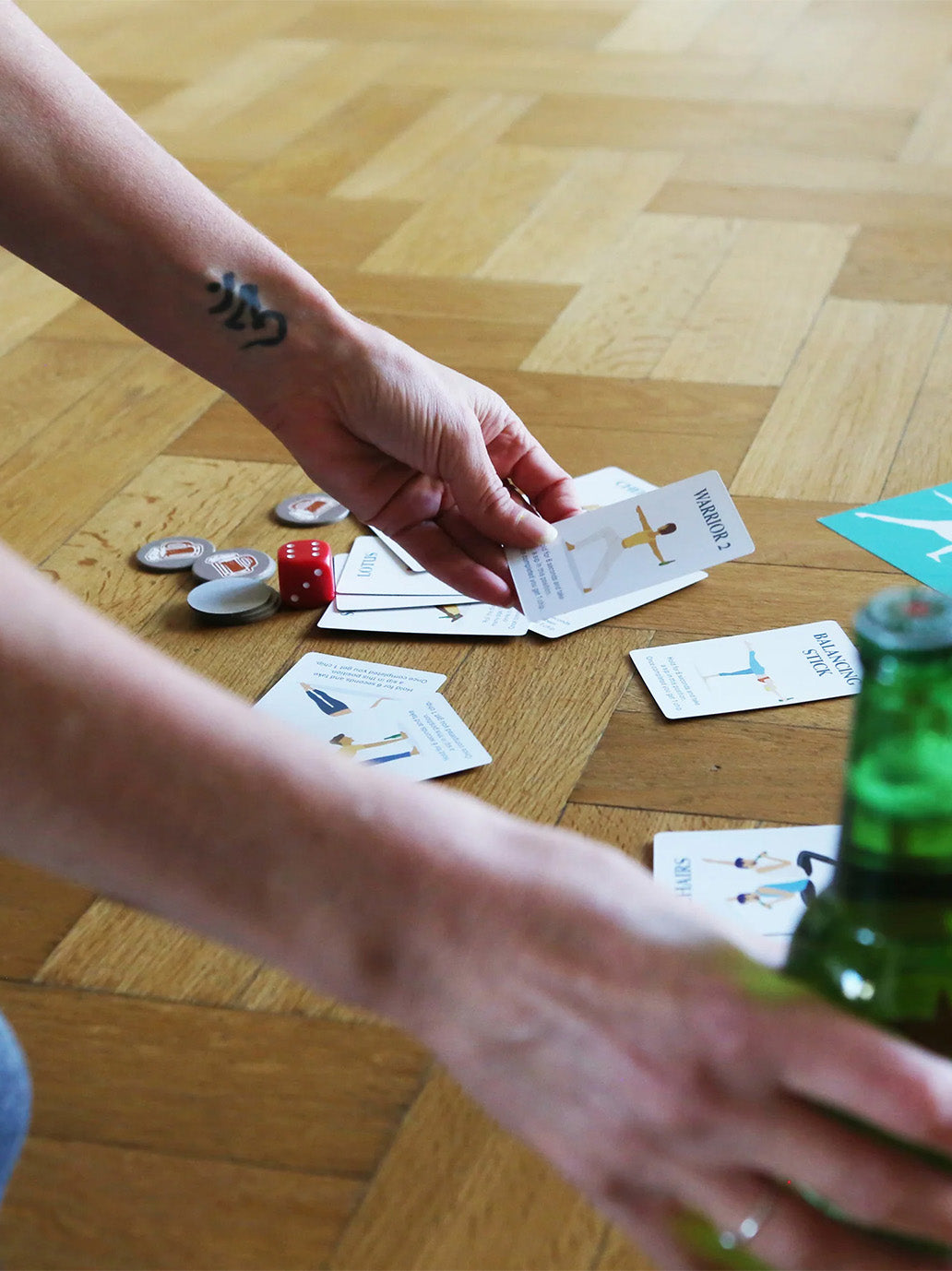 Gra towarzyska Beer Yoga Kikkerland BÉBÉ Concept 