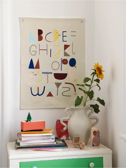 Látkovým vyšívaným plakátem s abecedou