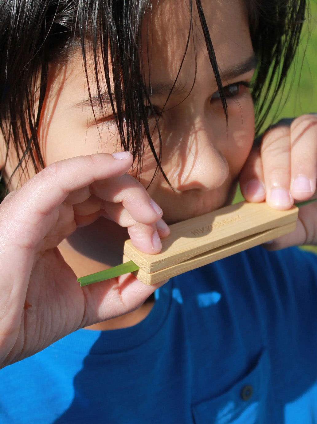 Gwizdek Huckleberry Grass Whistle Kikkerland BEBE Concept 