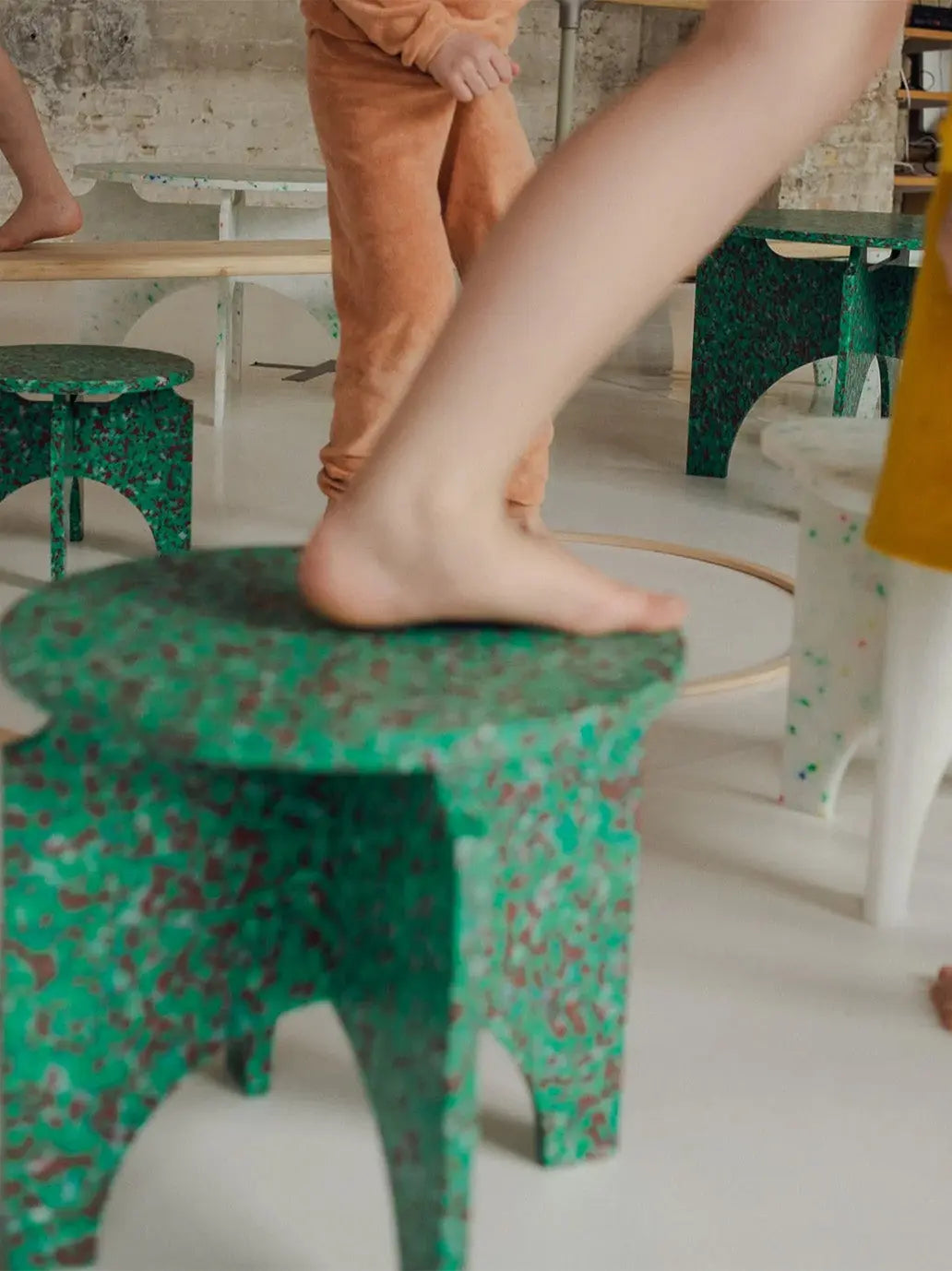 Stołek z eko tworzywa Round Stool Tiny M1N1 Minimono BÉBÉ Concept 