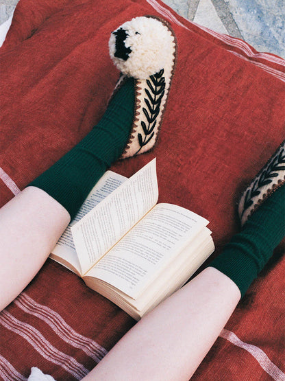 Ręcznie robione wełniane kapcie z pomponem GIVE A PON BÉBÉ Concept 