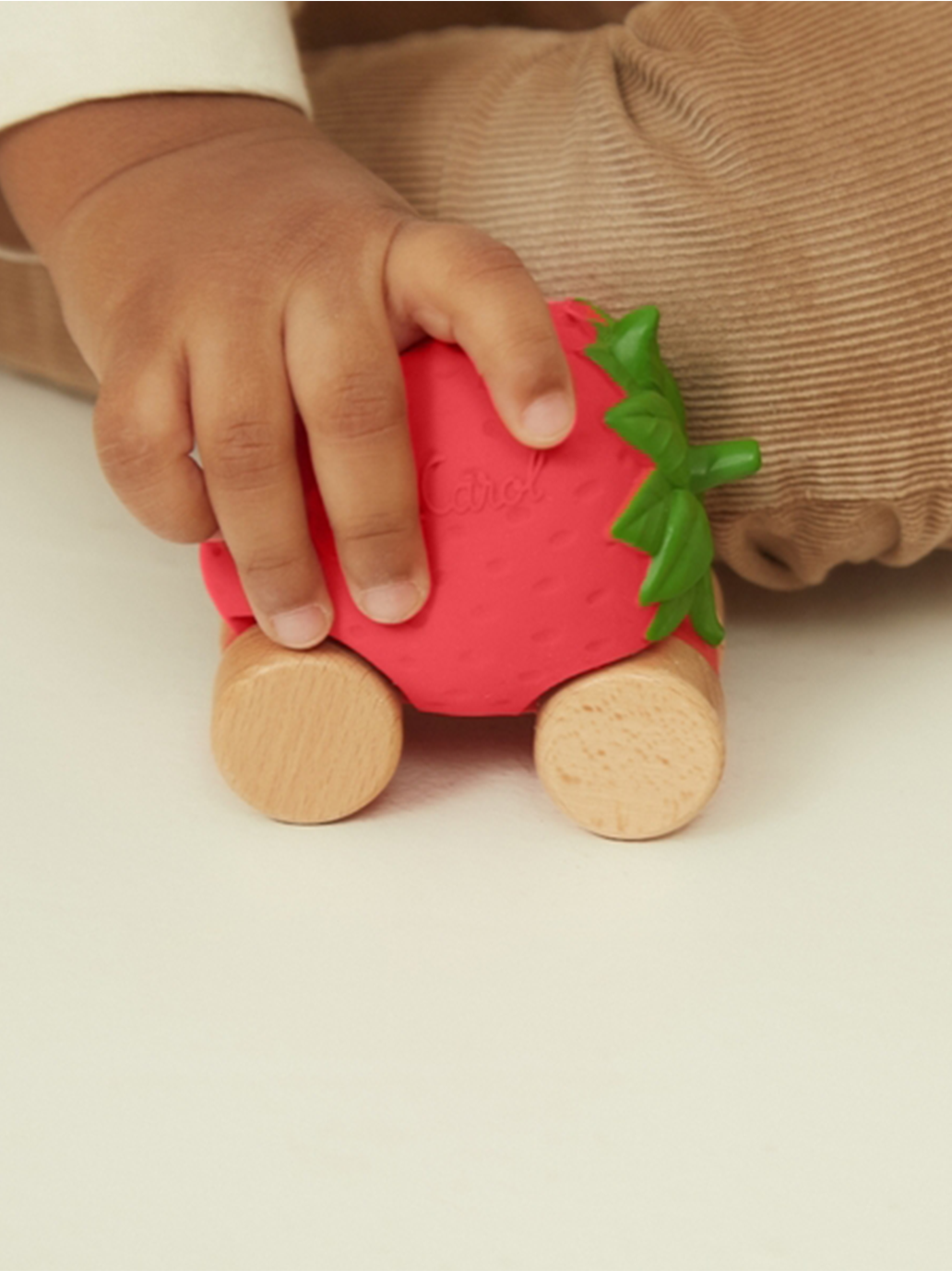 Pierwszy samochodzik z kauczuku Oli & Carol BÉBÉ Concept 