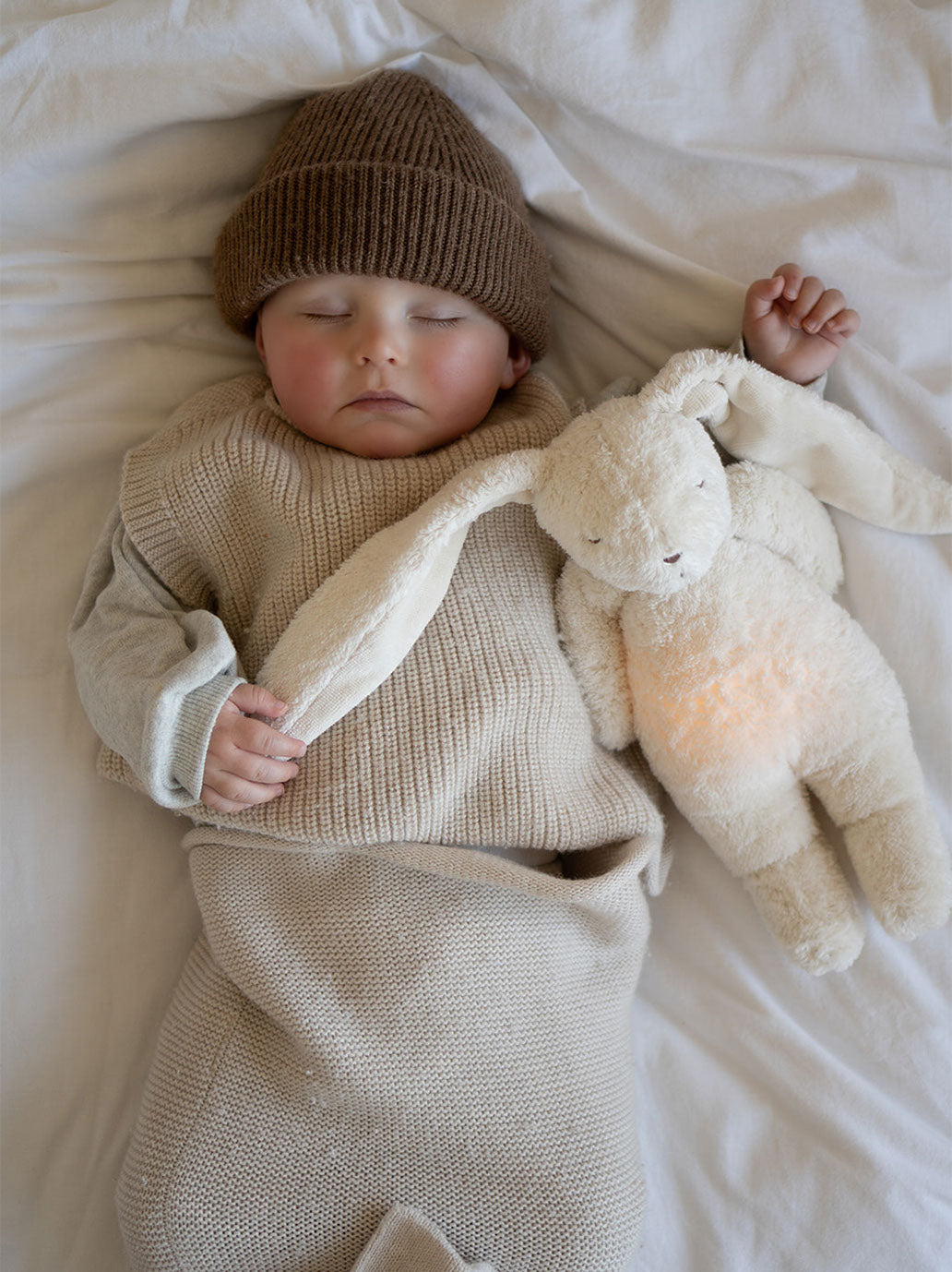 Szumiący króliczek organic z lampką nocną Moonie BÉBÉ Concept 