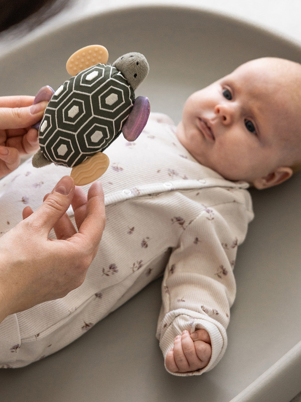 Sensoryczna zabawka z lusterkiem Turbo Turtle Sebra BÉBÉ Concept 