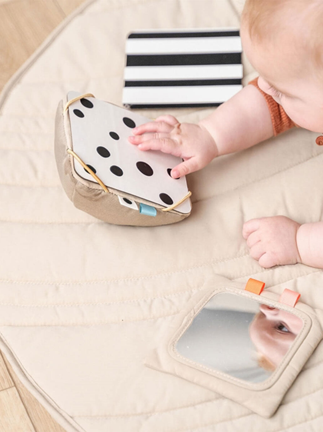 Zawieszka na karty kontrastowe Deer Friends Done by Deer BÉBÉ Concept 