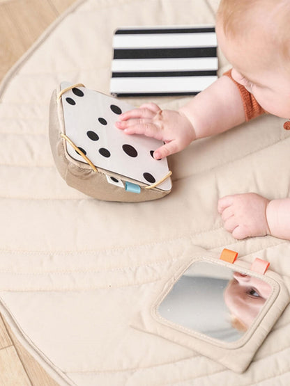 Zawieszka na karty kontrastowe Deer Friends Done by Deer BÉBÉ Concept 