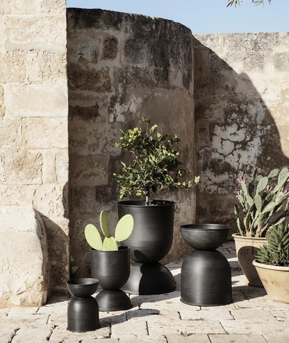 metalowa donica w kształcie klepsydry Hourglass Pot Ferm Living BÉBÉ Concept